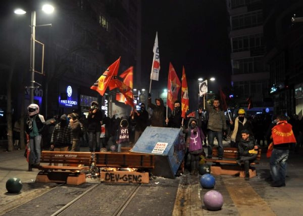 AK Parti binasına yürümek isteyen gruba müdahale!