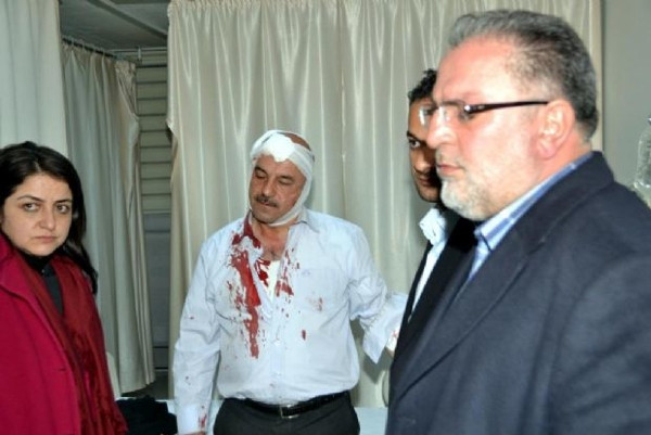 AK Parti'lilere taşlı sopalı saldırı!