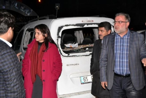 AK Parti'lilere taşlı sopalı saldırı!