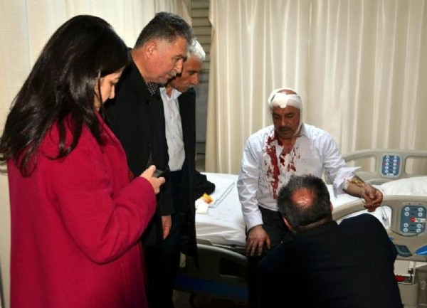 AK Parti'lilere taşlı sopalı saldırı!
