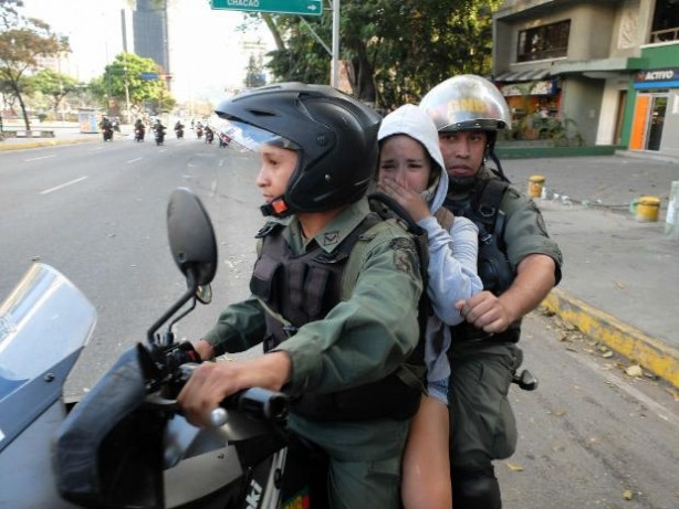 Venezuela polisi göstericileri 'tost' yaptı