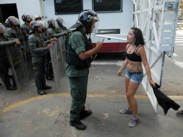 Venezuela polisi göstericileri 'tost' yaptı
