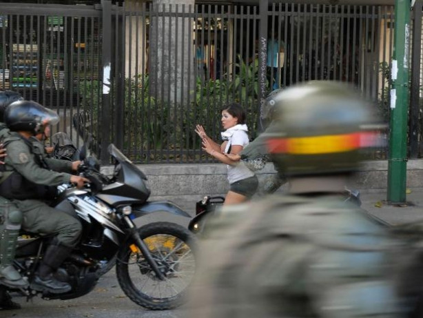 Venezuela polisi göstericileri 'tost' yaptı