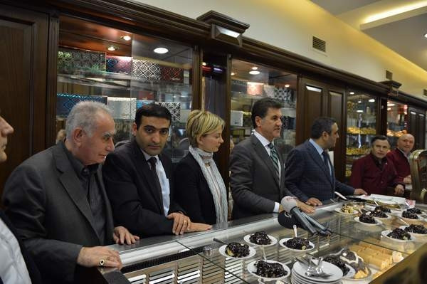 Sarıgül ve Kotil tarihi İnci pastanesinin açılışındaydı