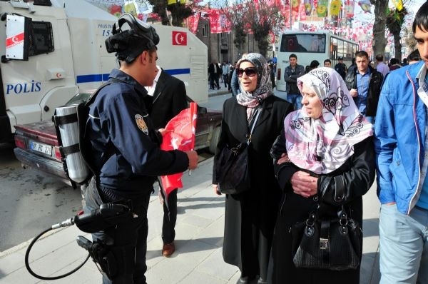 Van’daki miting sonrası gerginlik: 1 yaralı!