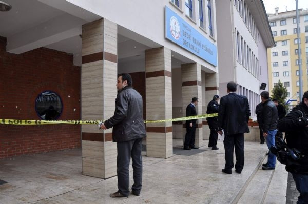 Oy kullanmaya geldiği okulda intihar etti