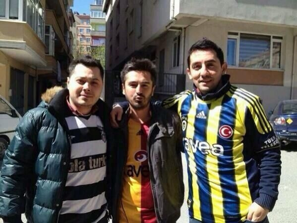 Sırtında formasıyla sandık başına