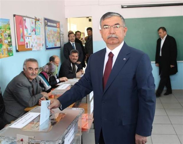 Siyasilerin sandığından kim çıktı
