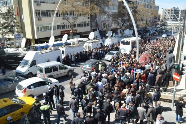 YSK önünde bekleyiş sürüyor