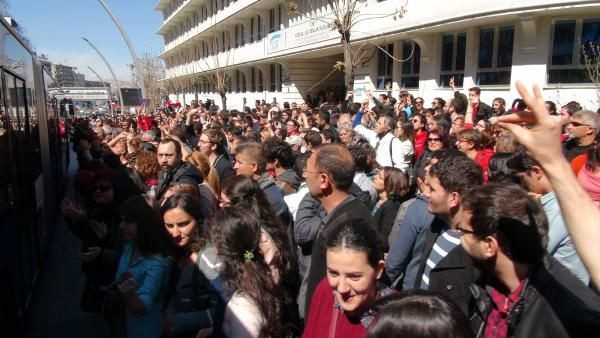YSK önünde bekleyiş sürüyor