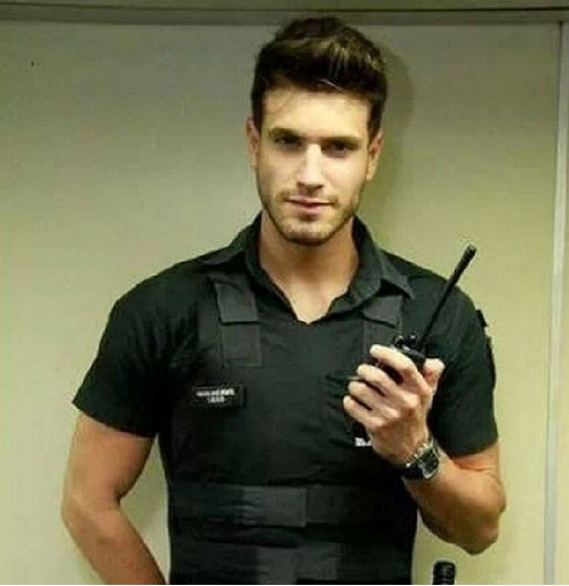 Güvenlik görevlisi 'yakışıklı' olunca..