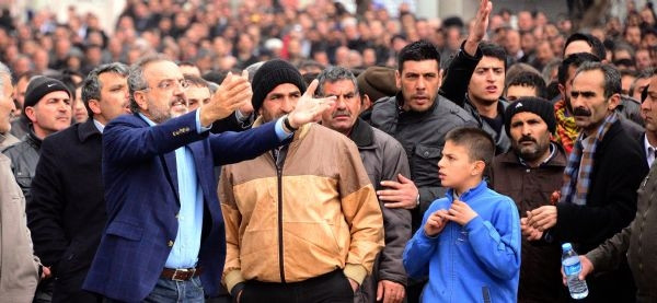 İşte seçimi iptal ettiren yırtık oy torbası