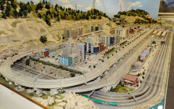 10 bin kilometrelik maket tren yolu yaptı