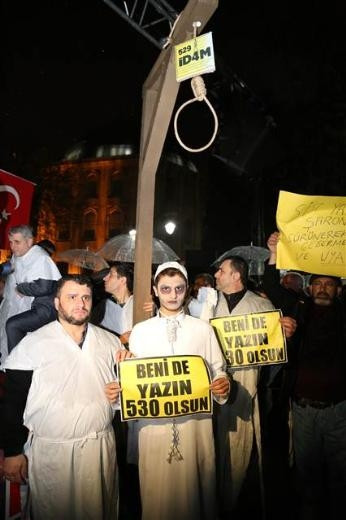 İstanbul'da kefenli protesto