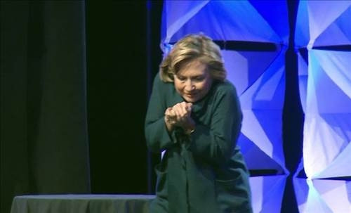 Hillary Clinton'a ayakkabı fırlatıldı
