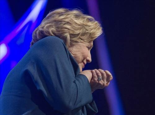 Hillary Clinton'a ayakkabı fırlatıldı