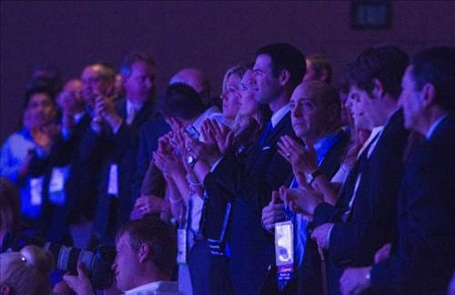 Hillary Clinton'a ayakkabı fırlatıldı