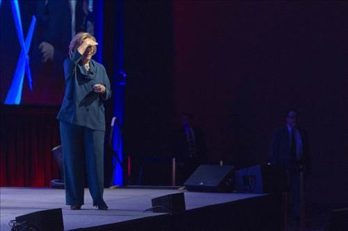 Hillary Clinton'a ayakkabı fırlatıldı