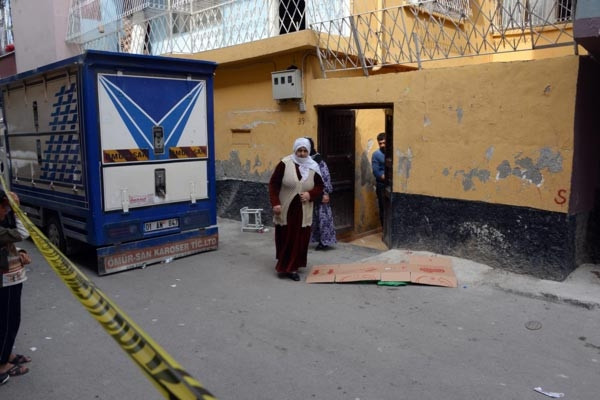 Emekleyerek sokağa çıkan bebek kamyonetin altında kaldı