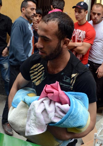 Emekleyerek sokağa çıkan bebek kamyonetin altında kaldı