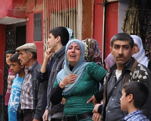 Emekleyerek sokağa çıkan bebek kamyonetin altında kaldı