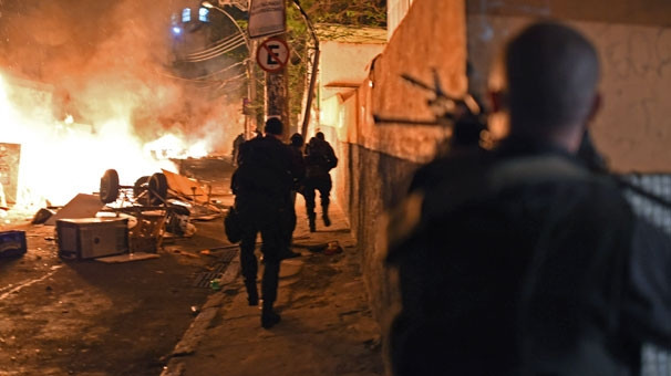 Polis döve döve öldürdü