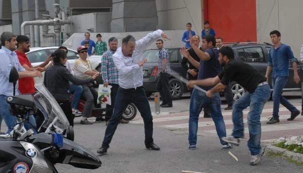Kitap fuarı önünde 1 Mayıs kavgası
