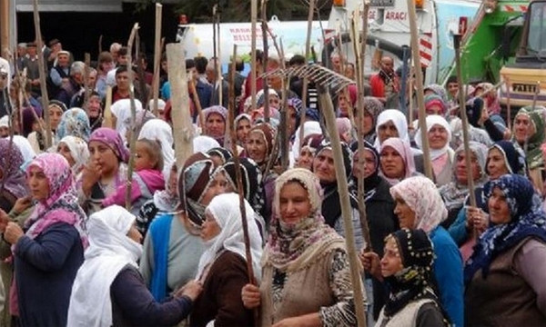 Eli sopalı teyzeler nöbet tuttu