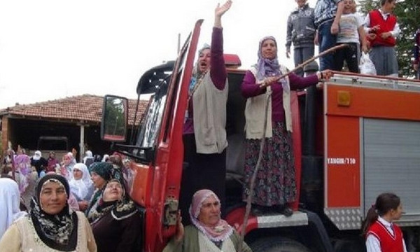Eli sopalı teyzeler nöbet tuttu