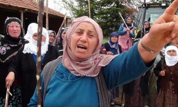 Eli sopalı teyzeler nöbet tuttu
