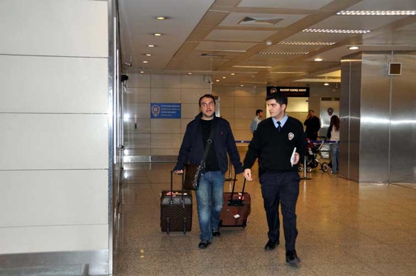 Havalimanı’nda gözaltına alındı