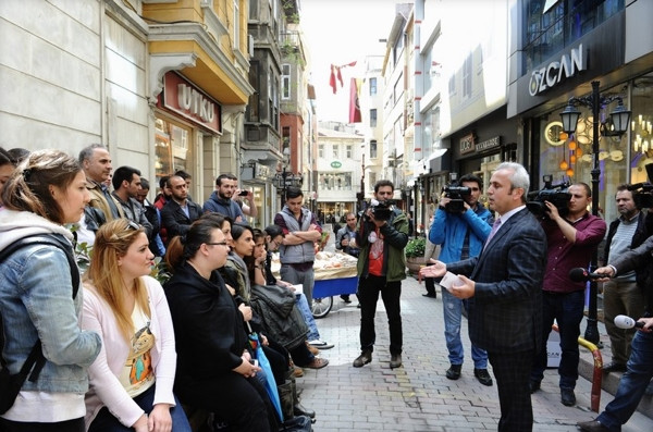 Üniversite engelleyince, dersi sokakta yaptı