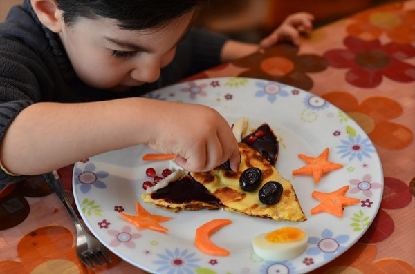 Çocuklara yemek yedirmenin püf noktaları!