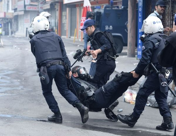 Yaralı polisi böyle taşıdılar