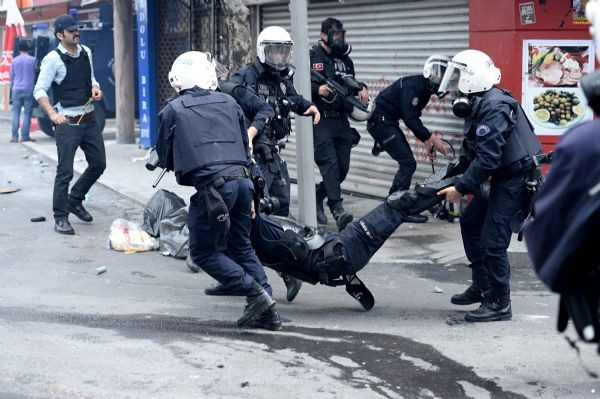 Yaralı polisi böyle taşıdılar