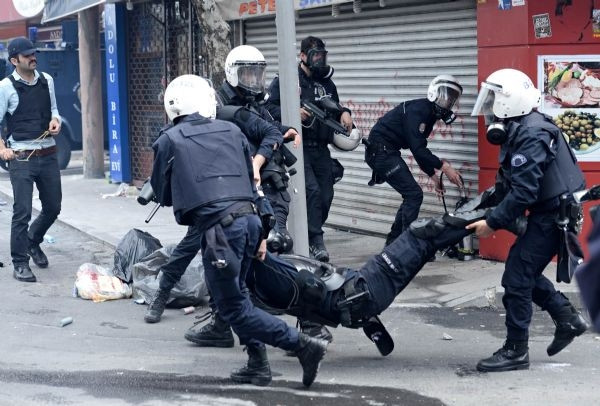 Yaralı polisi böyle taşıdılar
