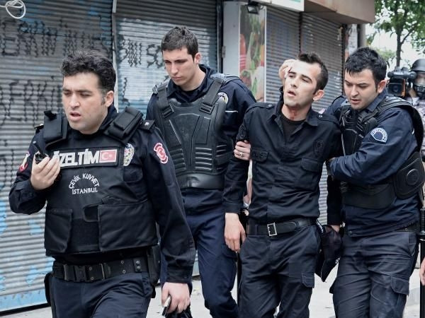 Polisler kaçarak kurtuldu!