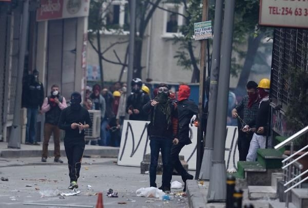 Polisler kaçarak kurtuldu!