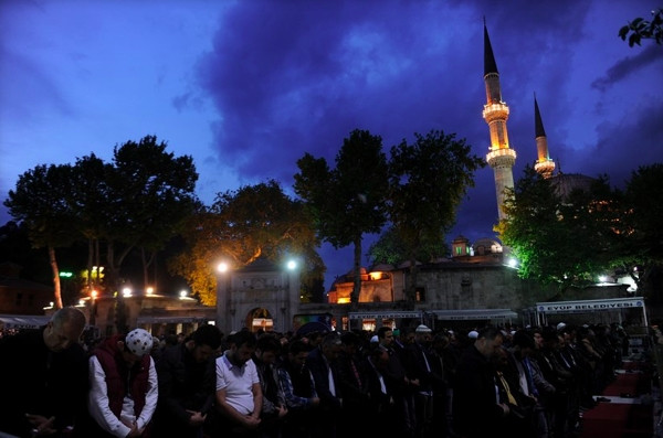 Regaib Kandili’nde camiler doldu, eller duaya açıldı