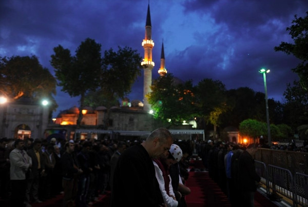 Regaib Kandili’nde camiler doldu, eller duaya açıldı