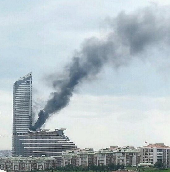 Akasya AVM'de yangın