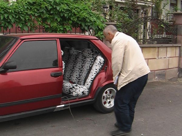 Otomobilin arka kapısını çaldılar