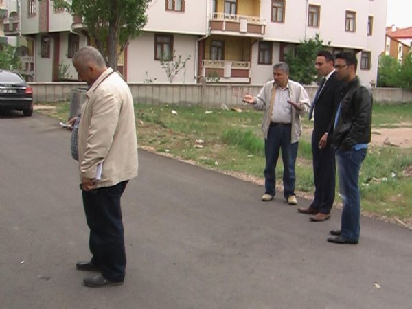 Otomobilin arka kapısını çaldılar