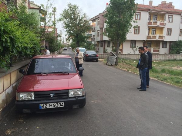 Otomobilin arka kapısını çaldılar