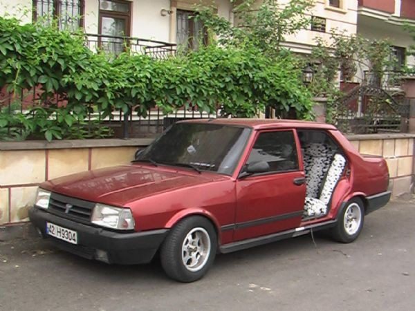 Otomobilin arka kapısını çaldılar