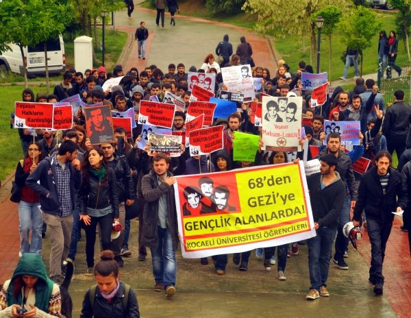 Deniz Gezmiş'i anma töreninde üniversiteliler birbirine girdi