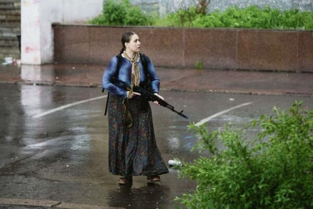 Ukrayna'da kadınlar da silahlandı