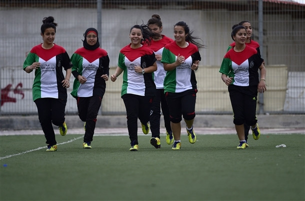 Filistinli kızlar sabah okulda akşam idmanda