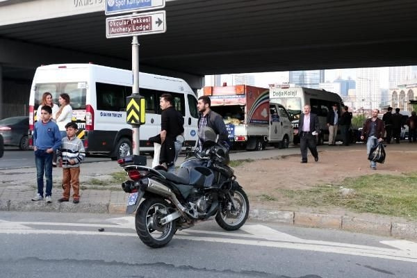 Yaralı polisin elini bırakmadı
