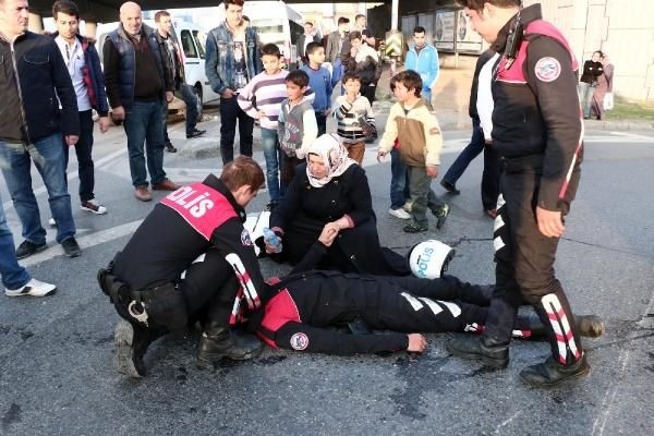 Yaralı polisin elini bırakmadı